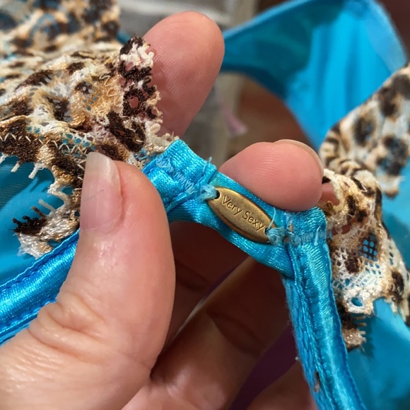 Like new size 34C VS  SUPER CUTE BRA - Picture 3 of 7